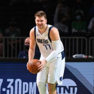 双杀湖人坐六望五 东契奇手感不佳仍能主宰比赛